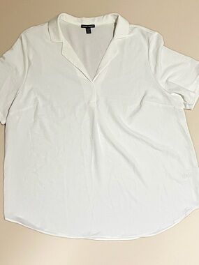 Hilary Radley White Short Sleeve Collared V-Neck Button-Down Top